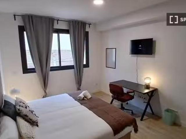 Habitación de lujo con cama doble en coliving moderno