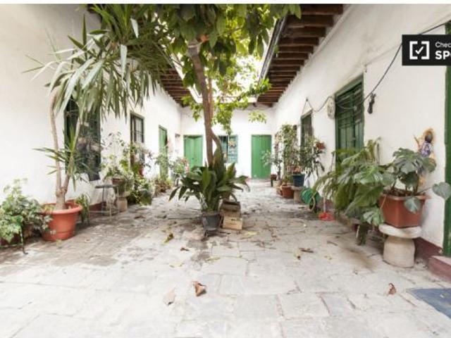 Habitación decorada con ventana con patio interior en apartamento de 2 dormitorios, Casco Antiguo