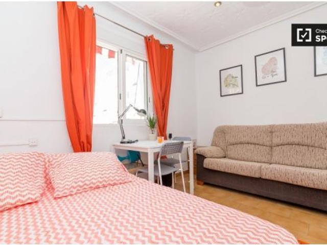Habitación decorada con ventanal a patio interior en piso compartido, El Pla del Real