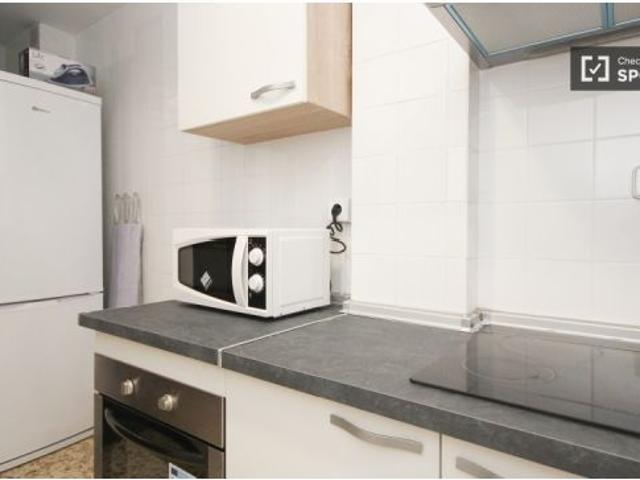 Habitación decorada con armario empotrado en piso compartido, Ronda