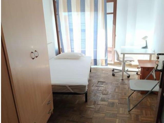 Habitación decorada con balcón en un apartamento de 5 dormitorios, Extramurs