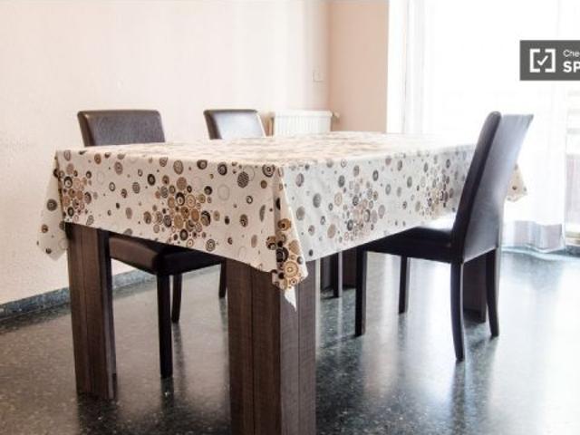 Habitación decorada con cajonera en piso compartido, Benimaclet
