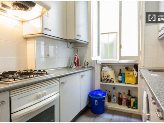 Habitación decorada con cómoda en piso compartido, Latina