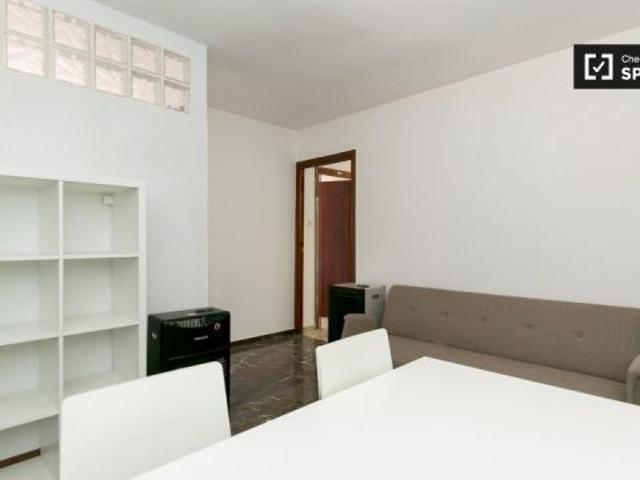 Habitación decorada con escritorio en piso compartido, Ronda