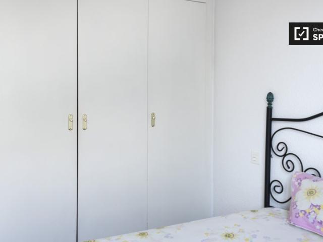 Habitación en piso compartido en alquiler en Almagro, Madrid