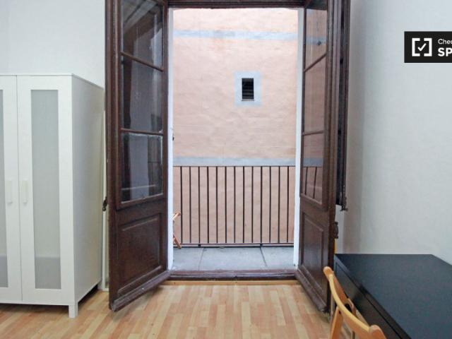 Habitación decorada en piso compartido en El Raval, Barcelona
