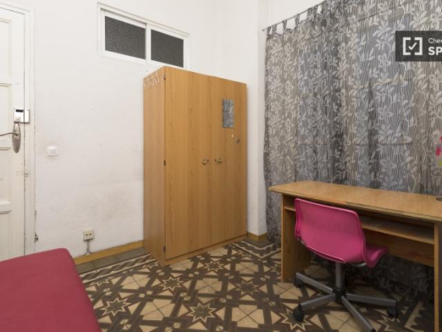 Habitación decorada en piso compartido en Moncloa, Madrid