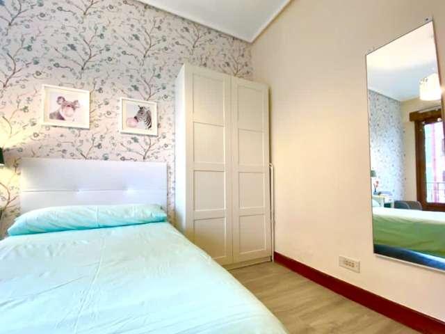 Habitación decorada en piso de 5 habitaciones en Indautxu, Bilbao