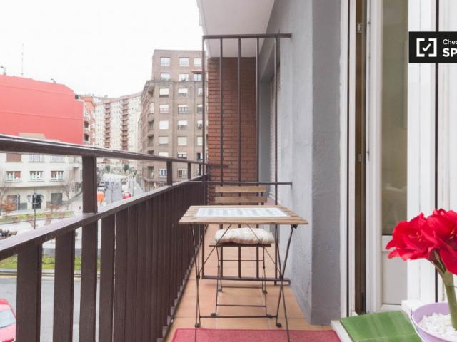 Habitación decorada en piso de 5 habitaciones en Indautxu, Bilbao