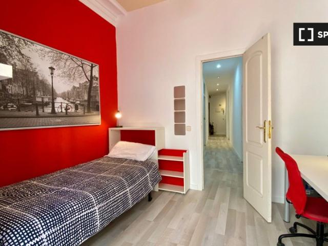 Habitación en un piso compartido de 7 habitaciones en alquiler en Embajadores