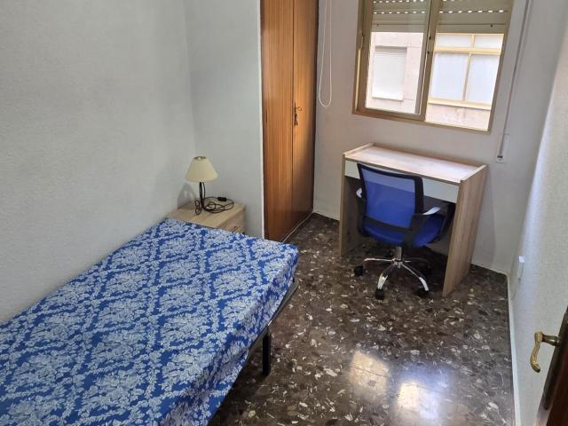 Habitación disponible para chico estudiante Zona El Corte Inglés