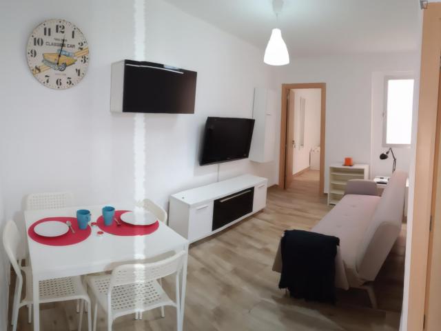 Habitación doble con balcón en piso compartido