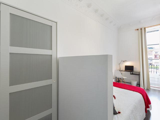 Habitación doble luminosa en Barcelona