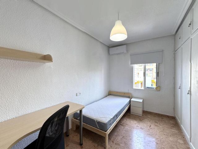 HABITACIÓN EXTERIOR EN PISO COMPARTIDO DE 4 DORM Y 1 BAÑO
