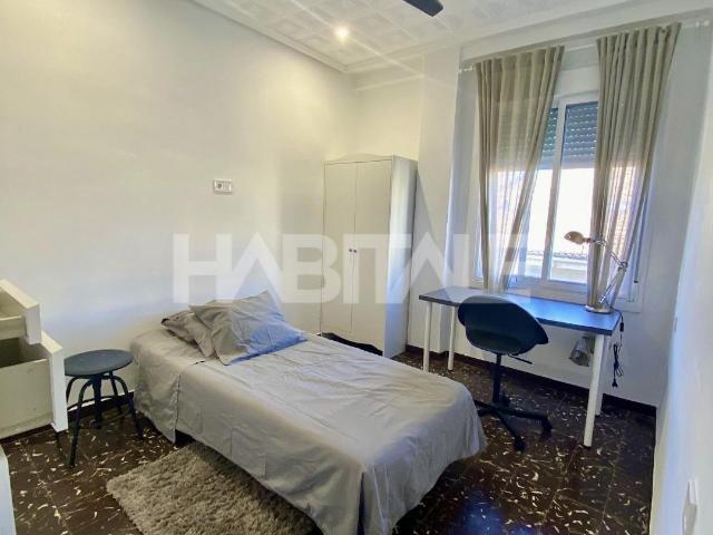 Habitación exterior y amueblada en piso compartido en alquiler