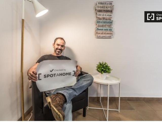 Habitación elegante con escritorio en un apartamento de 4 dormitorios, Camins al Grau