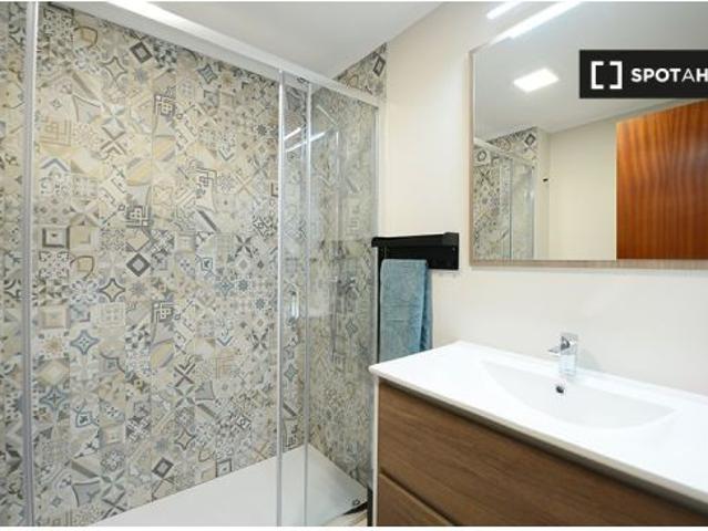 Habitación elegante en apartamento de 4 dormitorios en Bilbao