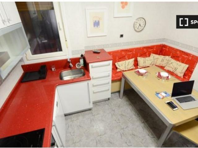 Habitación elegante en apartamento de 4 dormitorios en Bilbao