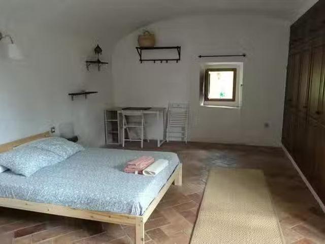 Habitación en N II, Medinyà
