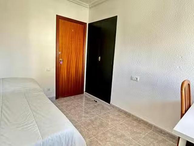 Habitación en Avenida Alcalde Lorenzo Carbonell, Polígono Babel