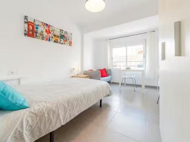 Habitación en Avinguda del Cid, La Llum