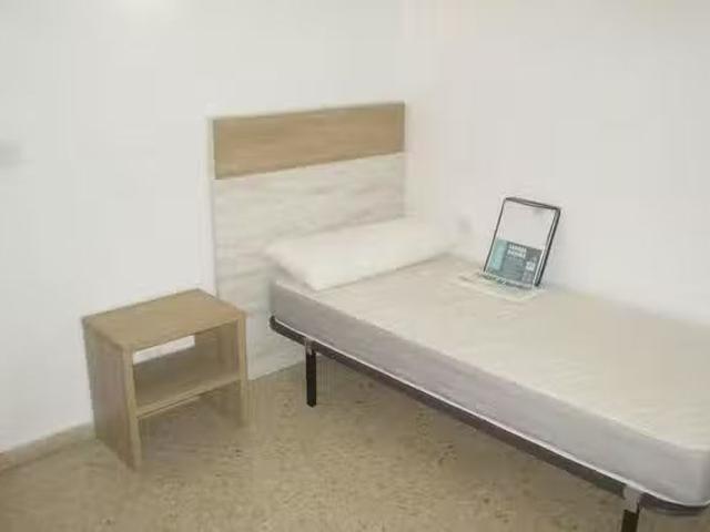 Habitación en Avinguda del Doctor Waksman, Quatre Carreres