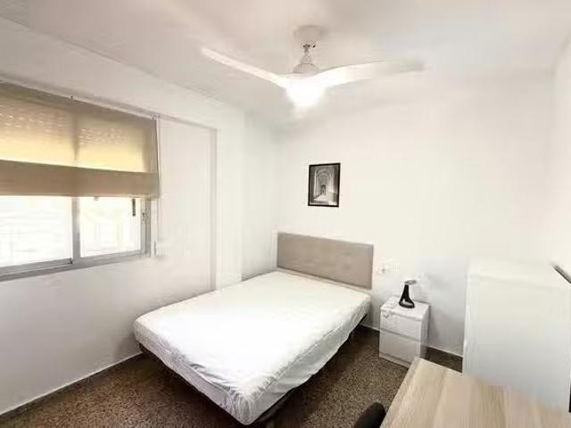 Habitación en Avinguda del Doctor Waksman, Quatre Carreres