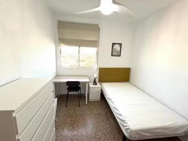 Habitación en Avinguda del Doctor Waksman, Quatre Carreres