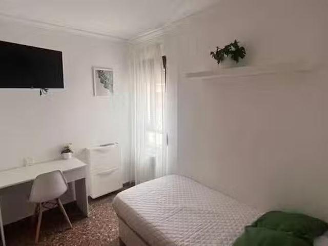 Habitación en Avinguda del Primer de Maig, Jesús