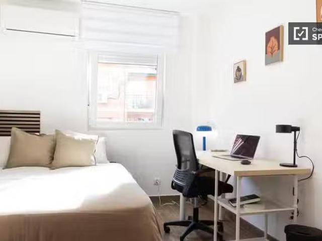 Habitación en alquiler en apartamento de 3 dormitorios en Geta.