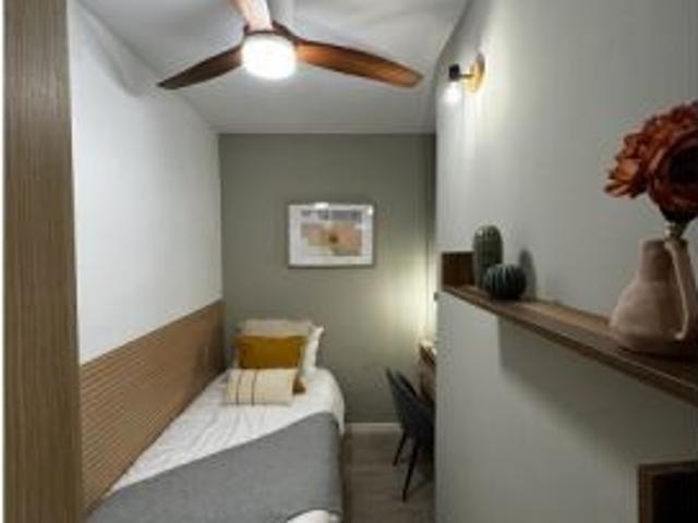 Habitación en alquiler en piso de 7 habitaciones en L' Eixample, Barcelona