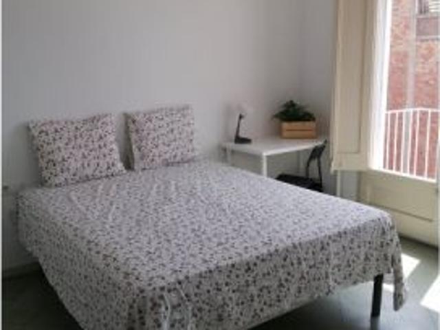 Habitación en alquiler en piso de 9 habitaciones en Eixample Esquerra Solo chicas