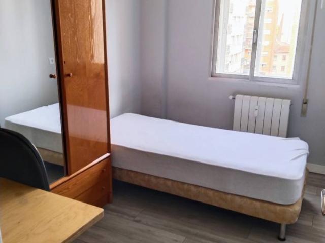 Habitacion en alquiler en Plaza Vega San Pedro de Cardeña 09001