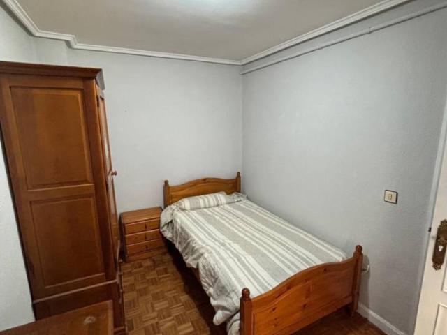 Habitacion en alquiler en Plaza Vega San Pedro de Cardeña 09002