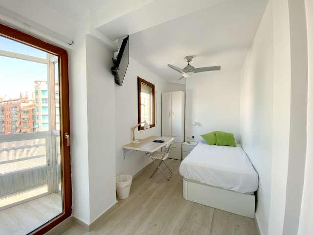 Habitación en alquiler en un apartamento de 3 dormitorios en Poblats Marítims