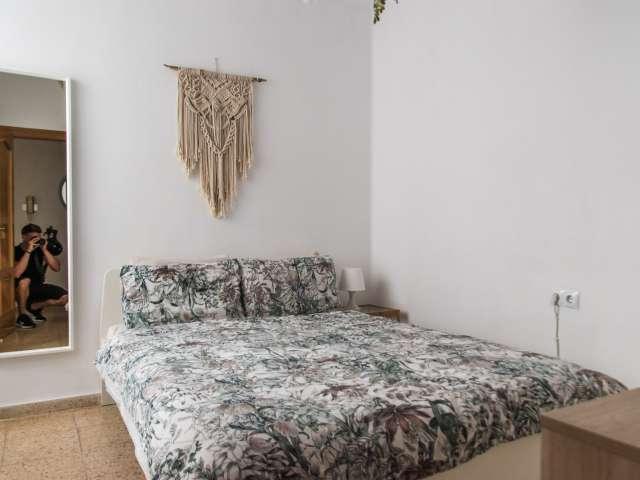 Habitación en alquiler en un apartamento de 3 dormitorios en Poblats Marítims