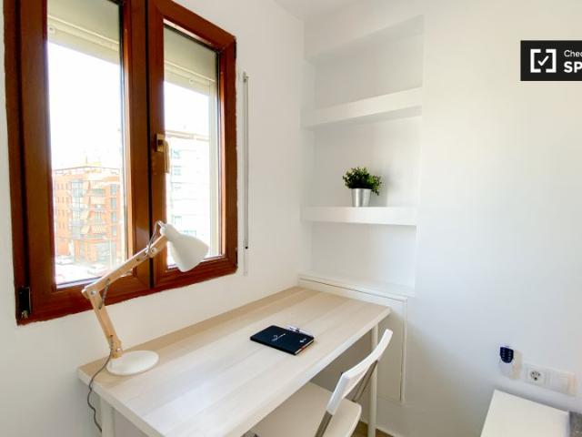 Habitación en alquiler en un apartamento de 3 dormitorios en Poblats Marítims