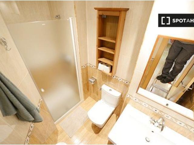 Habitación en alquiler en un apartamento de 3 dormitorios en Txurdinaga