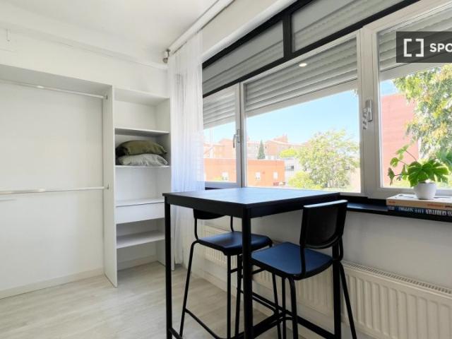 Habitación compartida de 5 habitaciones en Valverde, Madrid