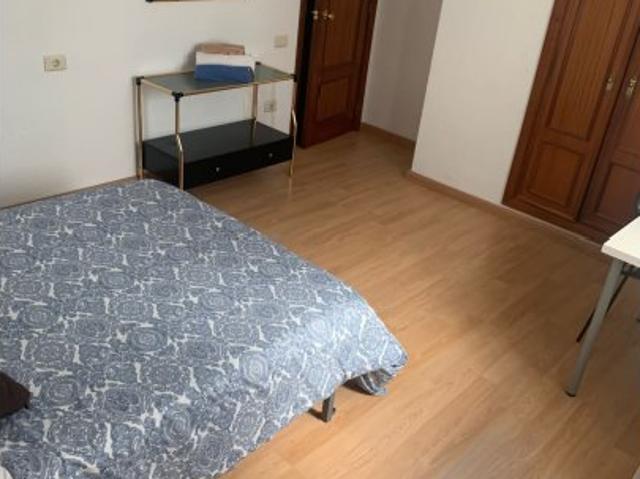 Habitación en apartamento compartido de 5 habitaciones en Arrancapins