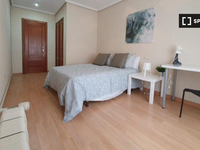 Habitación en apartamento compartido de 5 habitaciones en Arrancapins