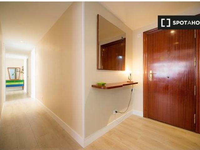 Habitación en apartamento de 3 dormitorios en Begoña