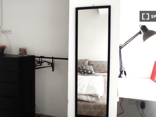 Habitación en apartamento de 4 dormitorios en Camins al Grau, Valencia