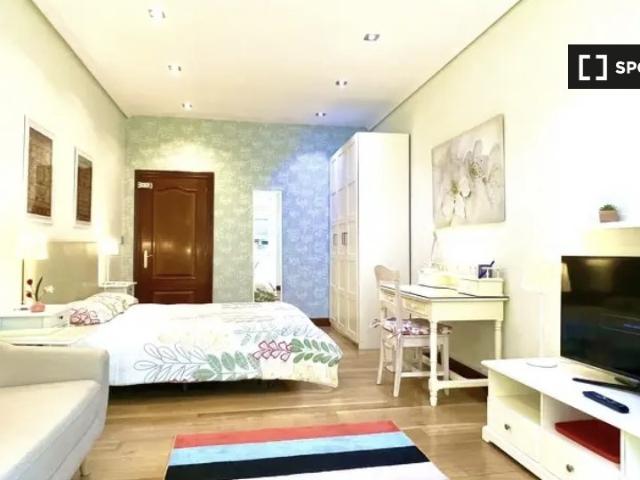 Habitación en apartamento de 4 dormitorios en Abando e Indautxu, Bilbao