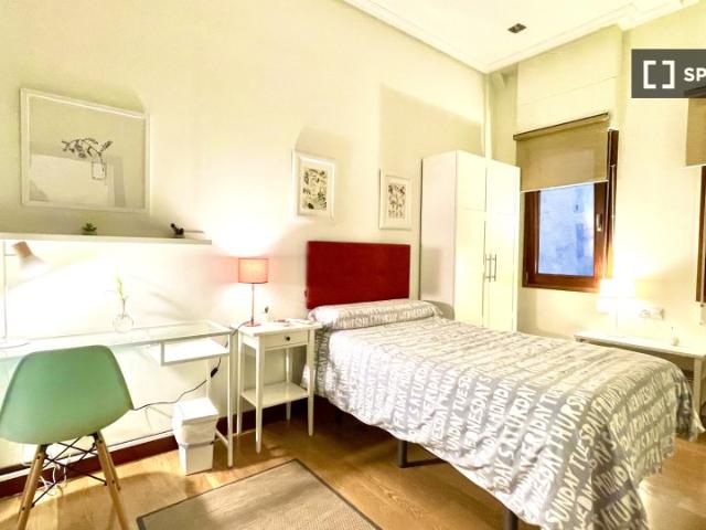 Habitación en apartamento de 4 dormitorios en Abando e Indautxu, Bilbao