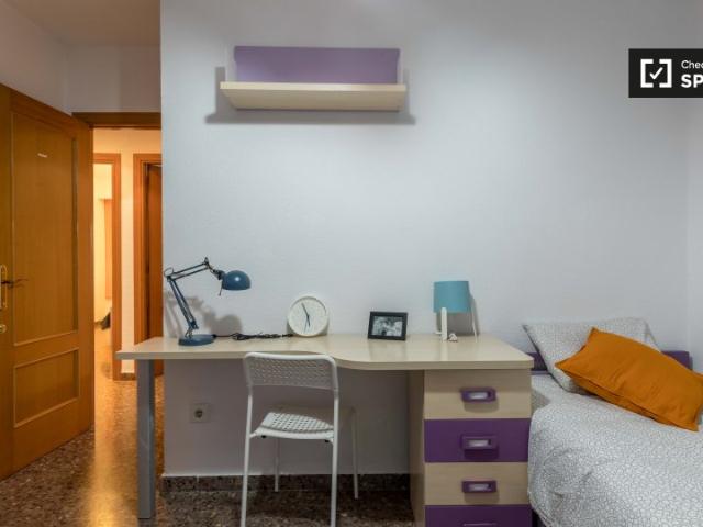 Habitación en apartamento de 4 dormitorios en Quatre Carreres, Valencia