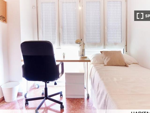 Habitación en apartamento de 4 habitaciones en Sevilla