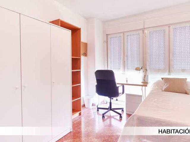 Habitación en apartamento de 4 habitaciones en Sevilla