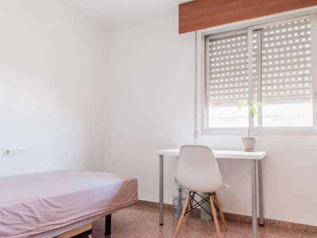 Habitación en apartamento de 5 dormitorios en Quatre Carreres, Valencia