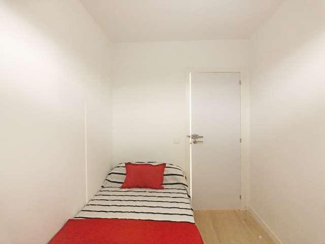 Habitación en apartamento de 7 dormitorios en Puerta del Ángel, Madrid